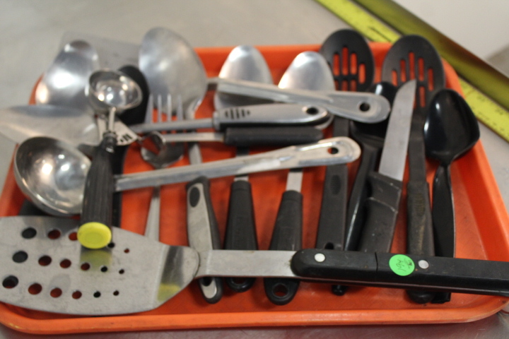 lot 194 image: Utensil Lot