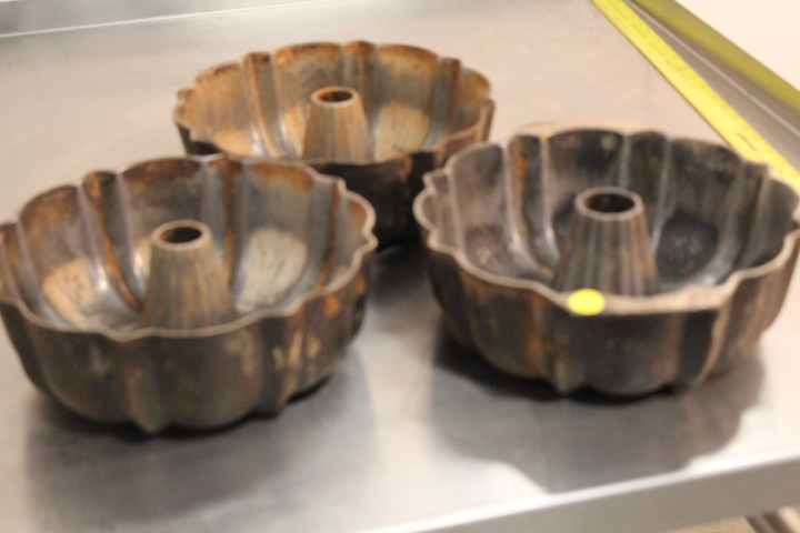 lot 202 image: Bundt Pans