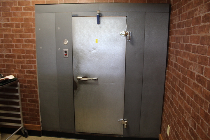 lot 17 image: Walk - in Cooler