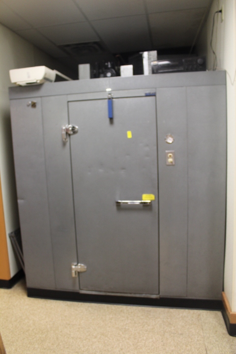 lot 18 image: Walk - in Freezer