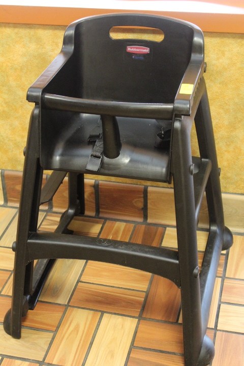 lot 29 image: Rubbermaid High Chair