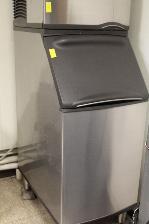 lot 32 image: Ice Bin by Manitowoc