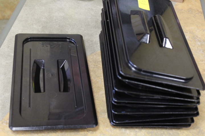 lot 75 image: 13 rd size lids by Cambro