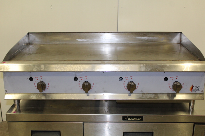 lot 15 image: 48 Thermostat controlled FLAT TOP GRILL    GRIDDLE