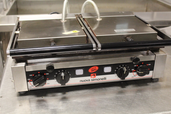 lot 32 image: Nuova Simonelli Panelli Grill