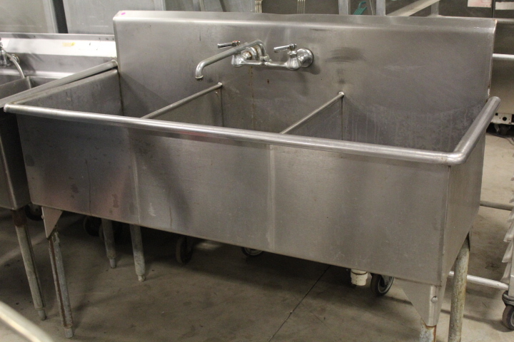 lot 37 image: 3-Bay Sink