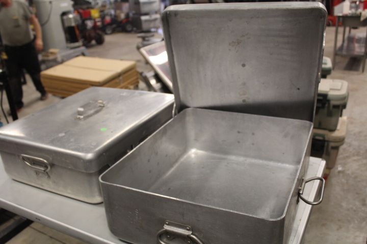 lot 47 image: Heavy Duty Aluminum Roasting Pans
