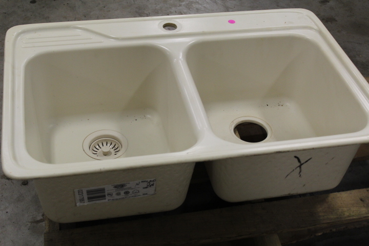 lot 61 image: 2-bay sink