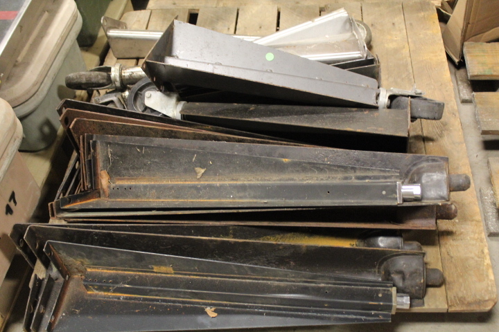 lot 67 image: Various Legs Lot