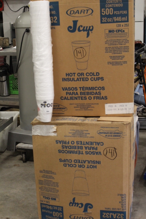 lot 141 image: Dart 32 oz cups