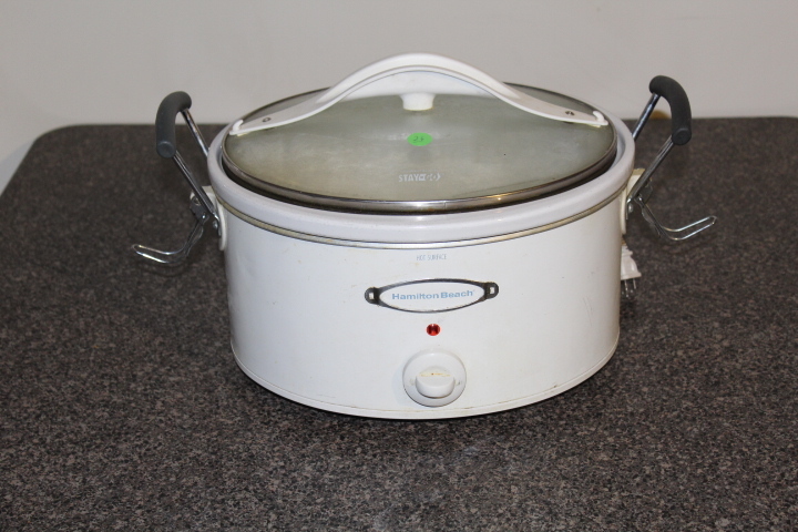 lot 26 image: Crock pot