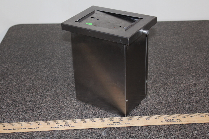 lot 31 image: Napkin dispenser