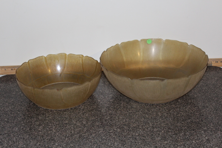 lot 46 image: Scalloped salad bowls
