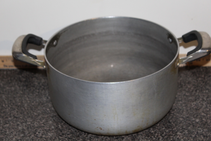 lot 65 image: Sauce pot