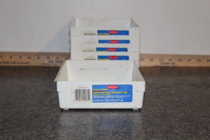 lot 92 image: Rubbermaid drawer organizers