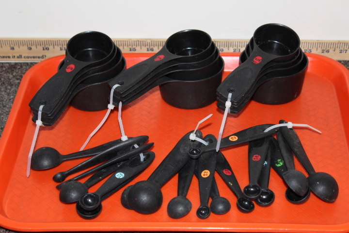 lot 98 image: Measuring cups and spoons