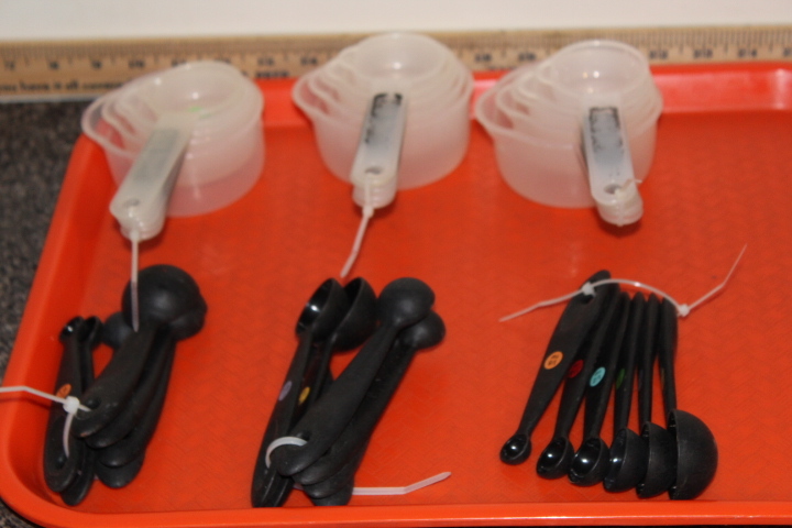 lot 100 image: Plastic measuring cups and spoons