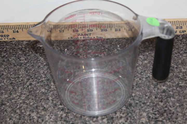lot 102 image: Quart measuring cup
