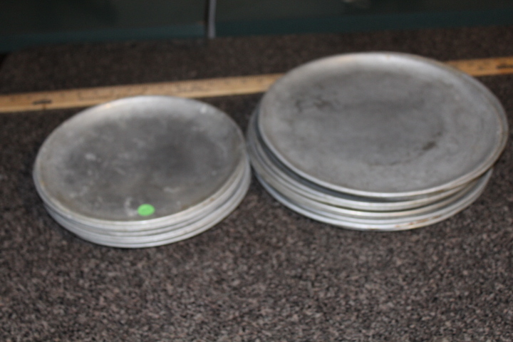 lot 127 image: Aluminum pizza pans