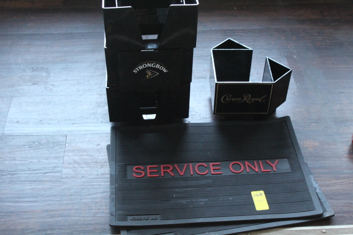 lot 58 image: Bar Service Lot