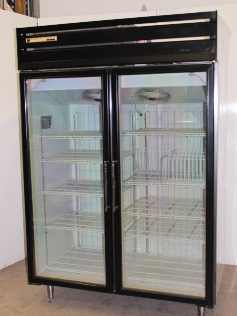 lot 7 image: Master-Bilt Glass Door Freezer