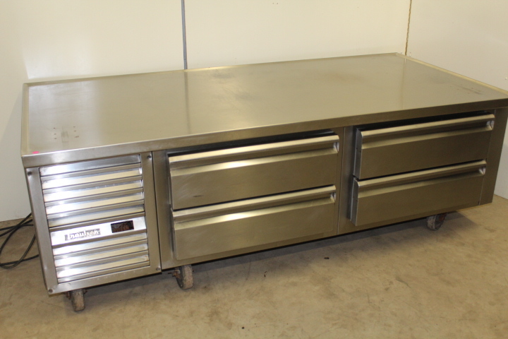 lot 11 image: 6 Refrigerated Chef Base - Traulsen