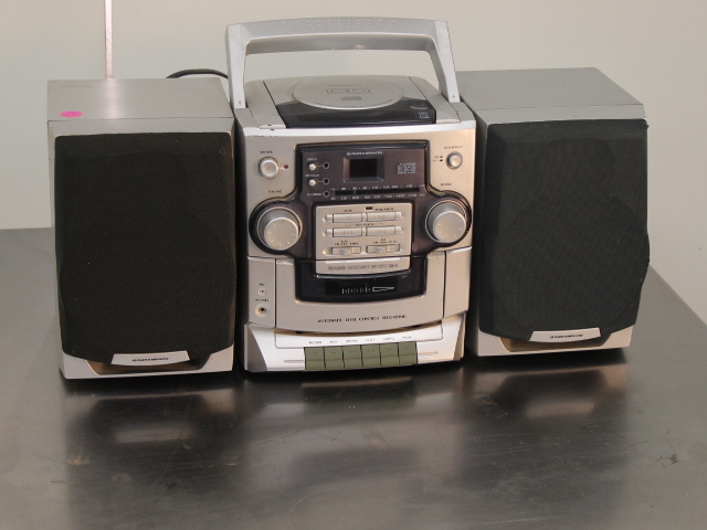 lot 69 image: AM  FM  CD Radio