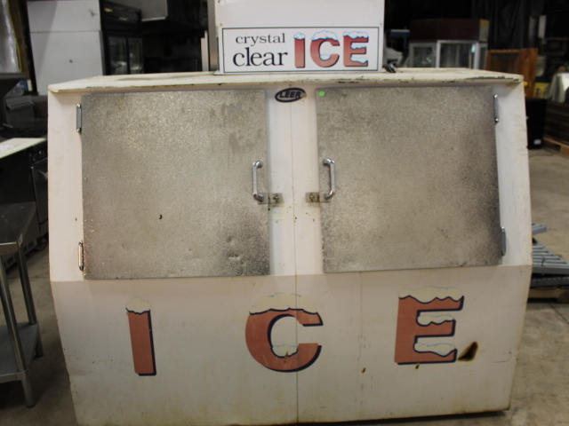 lot 77 image: Bagged Ice Vendor Outdoor Unit