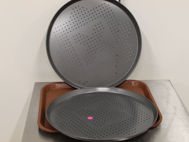 lot 106 image: 16 Pizza Pans - New
