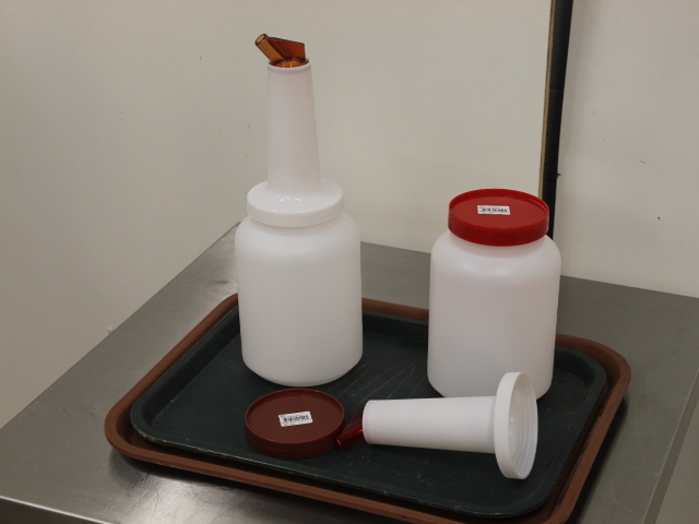 lot 110 image: 12 Gallon Stor N Pour Containers - NEW