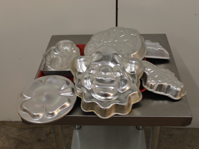 lot 186 image: Wilton Cake Pans