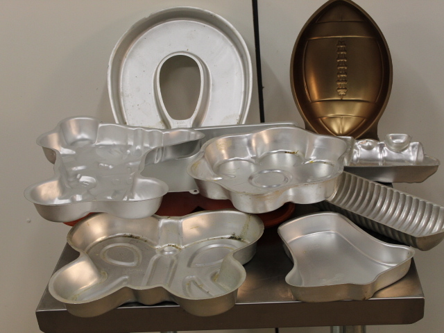 lot 187 image: Wilton Cake Pans