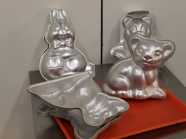 lot 189 image: 3-D Creator Cake Pans