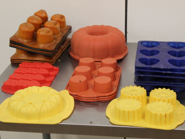 lot 192 image: Silicone  High Temp Muffin Pans