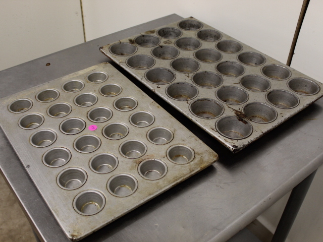 lot 195 image: Muffin Pans Lot