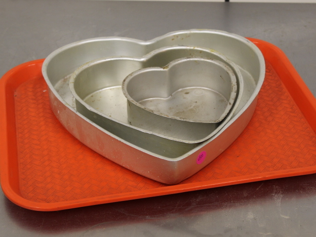 lot 200 image: Cake Pans