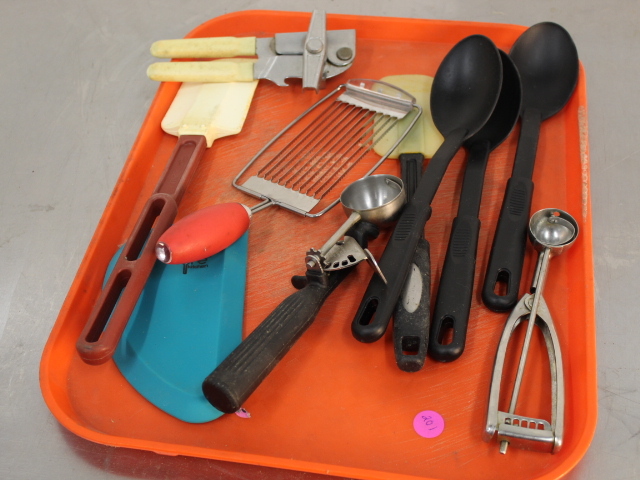 lot 201 image: Utensil Lot