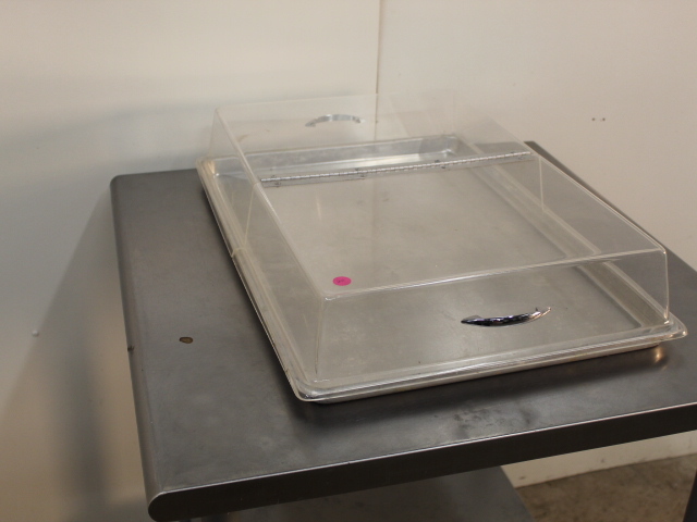 lot 211 image: Cake Pan wCover