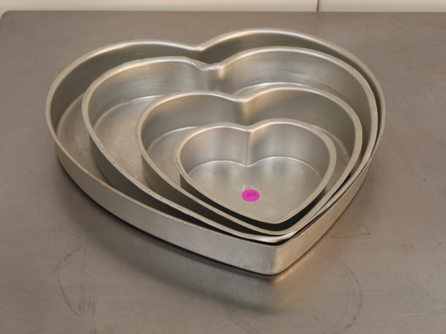lot 212 image: Cake Pans