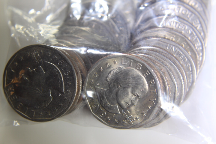 lot 52 image: 22- Susan B Anthony Dollar 1$