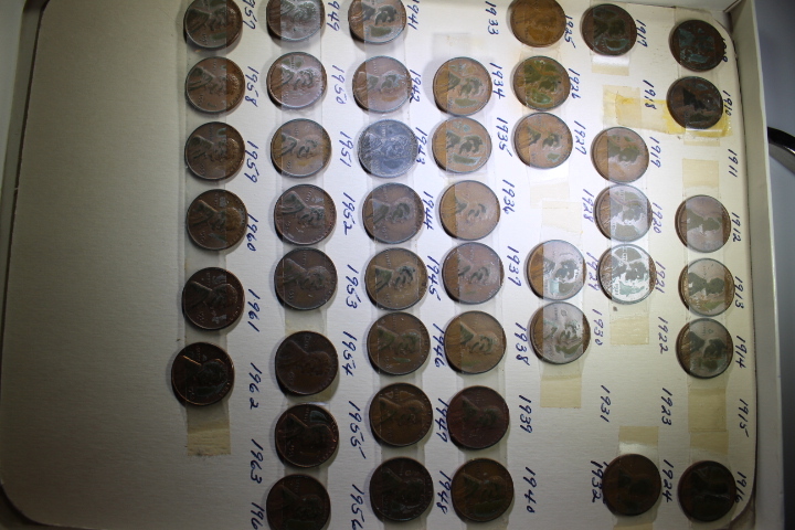 lot 61 image: 46-  Wheat Cents 1C Different Dates in Box