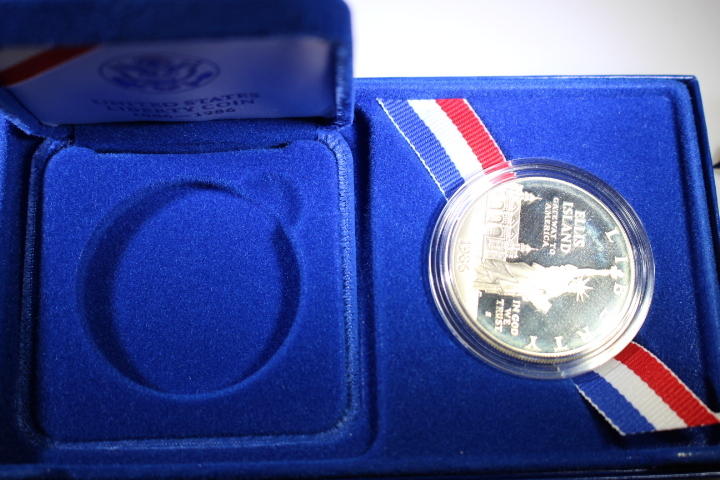 lot 68 image: 1986 US Liberty Coin Set  .77 oz Silver