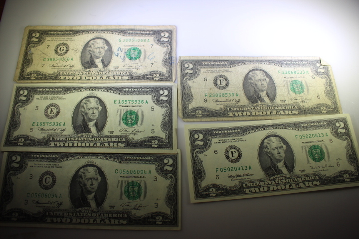 lot 77 image: 5-  $2.00 Dollar bills