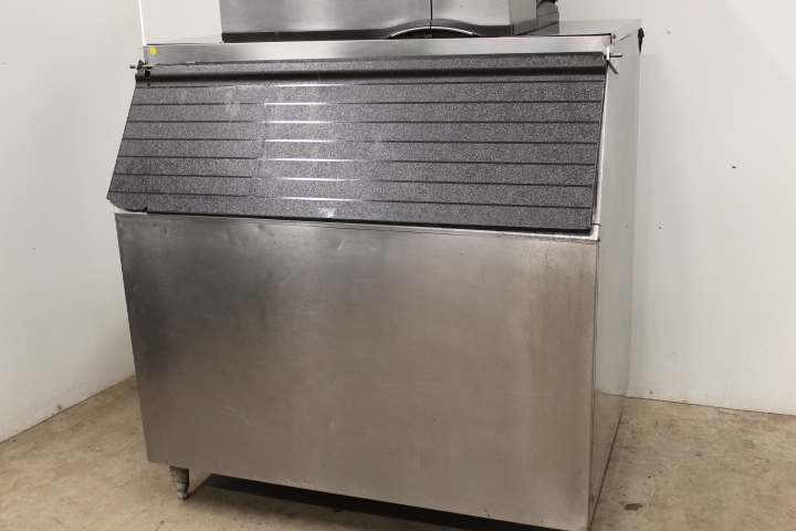 lot 11 image: Ice Bin