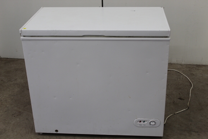 lot 40 image: Chest FREEZER