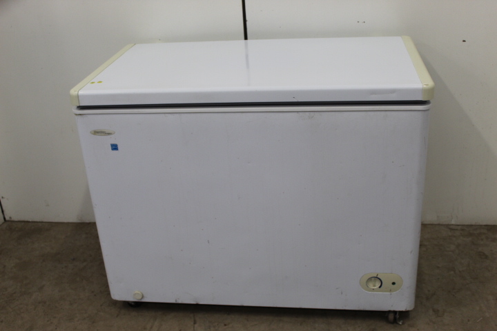 lot 61 image: Chest Freezer