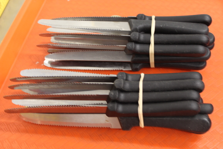 lot 121 image: Steak Knives