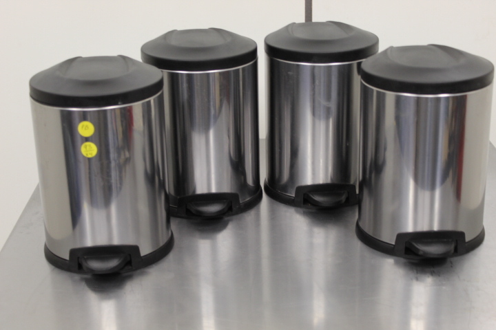 lot 93 image: Trash Cans