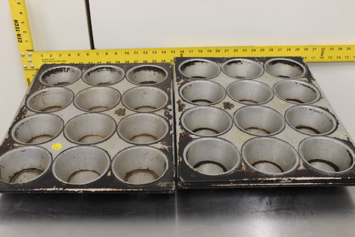 lot 132 image: Muffin Pans - Heavy Duty