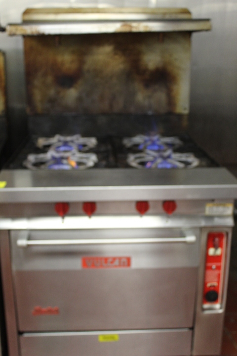 lot 5 image: Vulcan Snorkel RANGE w Convection Oven